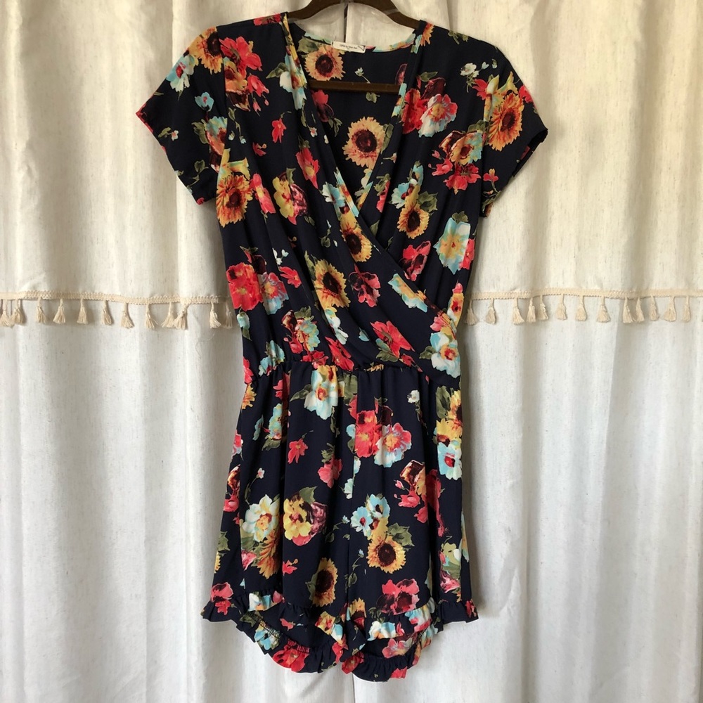Navy & floral romper with ruffle detail 🌸🌼🌑
